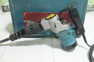 เครื่องสกัดคอนกรีต(สกัดไฟฟ้า) 900 วัตต์ Makita รุ่น HM0810T สภาพพร้อมใช้งานครับ