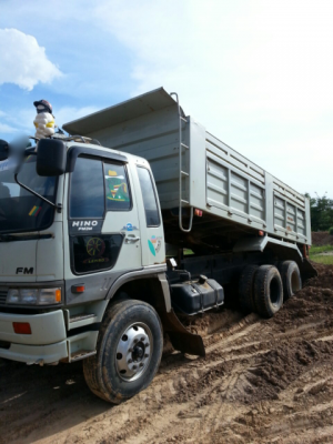 ขายรถบรรทุกสิบล้อดั๊มพ์ Hino 3M ไฟฟ้า ด.เสรี (พ่วง 18 ล้อ) ลูก 2 คาน สภาพพร้อมใช้