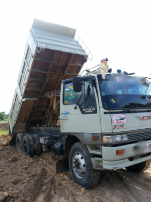 ขายรถบรรทุกสิบล้อดั๊มพ์ Hino 3M ไฟฟ้า ด.เสรี (พ่วง 18 ล้อ) ลูก 2 คาน สภาพพร้อมใช้