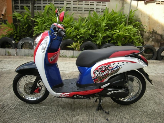 Scoopy i ปี 2012 สีน้ำเงินแดงขาว โฉมใหม่ เดิมๆ
