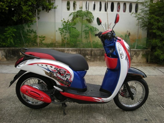 Scoopy i ปี 2012 สีน้ำเงินแดงขาว โฉมใหม่ เดิมๆ