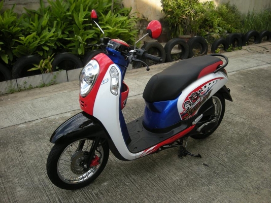 Scoopy i ปี 2012 สีน้ำเงินแดงขาว โฉมใหม่ เดิมๆ