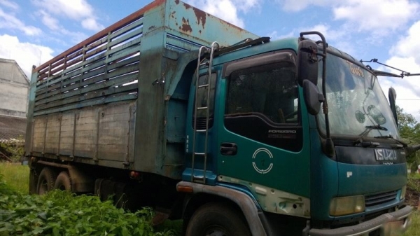 รถอิซูซุ 10 ล้อดั้ม เปลื่ยนเครื่อง 230 แรงม้า  ( ขายแม่ลูก )  สนใจติดต่อ 081 - 6079515