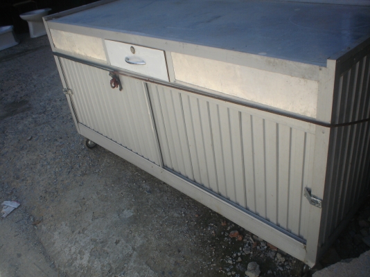 โต๊ะขายอาหาร  มีล้อ  แข็งแรง กว้าง  มีห้องเก็บของ 2 ล็อก