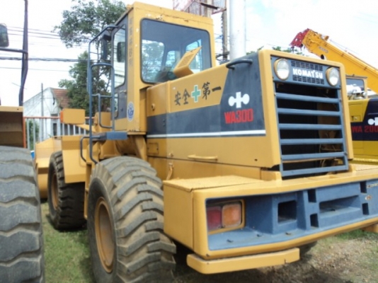 ละอองดาวแทรคเตอร์ ขายรถตักล้อยาง KOMATSU WA300-1เก่านอก สภาพพร้อมใช้ราคาถูก