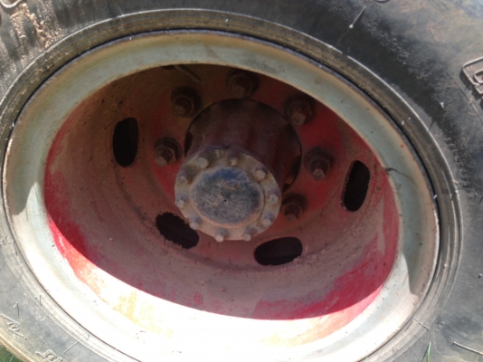 HINO SUMO FM227 - 220 HP EM100 รถหางปลาสิบล้อ 2 เพลา ใช้ลาก SK-200 ได้สบายครับ เครื่องแน่นแรงดี ภายในเก๋งคอนโซลครบพร้อม พวงมาลัยเพาเวอร์ ช่วงล่างคัชซีสวยเดิมๆไม่มีบวม ยางสภาพดี 70\% พร้อมใช้งาน เอกสารเล่มทะเบียนครบพร้อมโอน ราคาต่่อรองได้ครับ