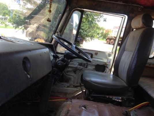 HINO SUMO FM227 - 220 HP EM100 รถหางปลาสิบล้อ 2 เพลา ใช้ลาก SK-200 ได้สบายครับ เครื่องแน่นแรงดี ภายในเก๋งคอนโซลครบพร้อม พวงมาลัยเพาเวอร์ ช่วงล่างคัชซีสวยเดิมๆไม่มีบวม ยางสภาพดี 70\% พร้อมใช้งาน เอกสารเล่มทะเบียนครบพร้อมโอน ราคาต่่อรองได้ครับ