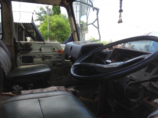 HINO SUMO FM227 - 220 HP EM100 รถหางปลาสิบล้อ 2 เพลา ใช้ลาก SK-200 ได้สบายครับ เครื่องแน่นแรงดี ภายในเก๋งคอนโซลครบพร้อม พวงมาลัยเพาเวอร์ ช่วงล่างคัชซีสวยเดิมๆไม่มีบวม ยางสภาพดี 70\% พร้อมใช้งาน เอกสารเล่มทะเบียนครบพร้อมโอน ราคาต่่อรองได้ครับ