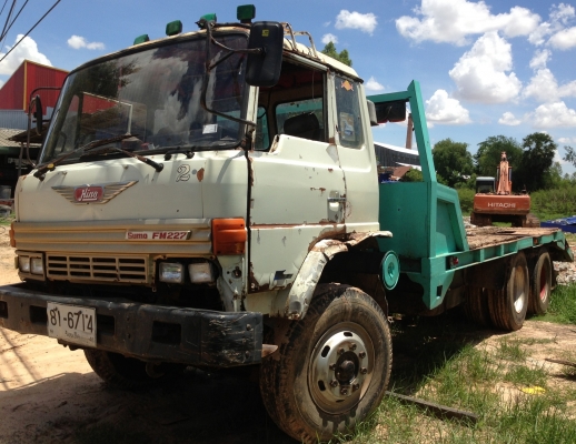 HINO SUMO FM227 - 220 HP EM100 รถหางปลาสิบล้อ 2 เพลา ใช้ลาก SK-200 ได้สบายครับ เครื่องแน่นแรงดี ภายในเก๋งคอนโซลครบพร้อม พวงมาลัยเพาเวอร์ ช่วงล่างคัชซีสวยเดิมๆไม่มีบวม ยางสภาพดี 70\% พร้อมใช้งาน เอกสารเล่มทะเบียนครบพร้อมโอน ราคาต่่อรองได้ครับ