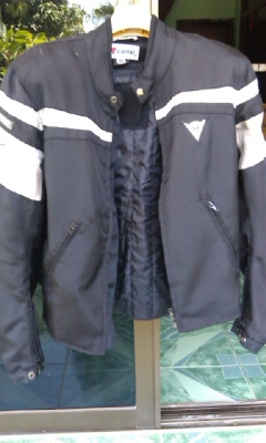 ขาย เสื้อการ์ด 5 จุด Dainese size XS สวยๆเลยครับ ใช้กันอีกยาว 1,500.-