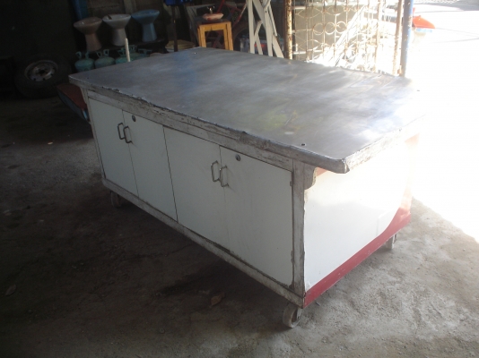 โต๊ะขายอาหาร  มีล้อ  แข็งแรง กว้าง  มีห้องเก็บของ 2 ล็อก