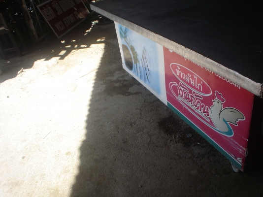 โต๊ะขายอาหาร  มีล้อ  แข็งแรง กว้าง  มีห้องเก็บของ 2 ล็อก