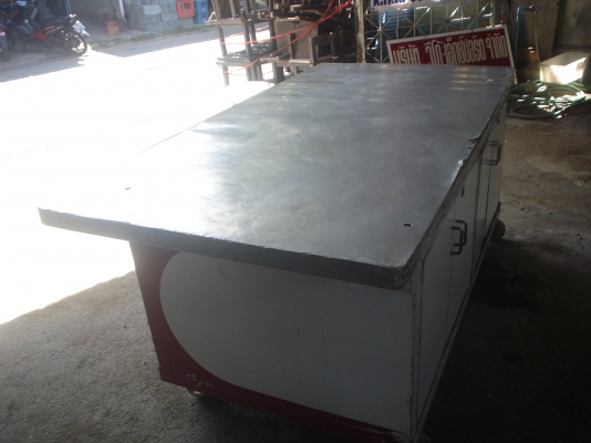 โต๊ะขายอาหาร  มีล้อ  แข็งแรง กว้าง  มีห้องเก็บของ 2 ล็อก