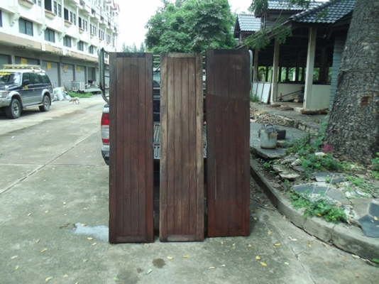 ประตูบานเฟี้ยม ไม้สักโบราณ1ชุด ขนาดแผ่นละกว้าง40cm สูง177cm 1ชุดมีทั้งหมด12แผ่น ขนาดความกว้างรวม 4.80 m