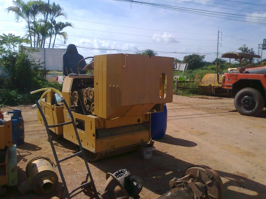 ขายด่วน!..รถบดอัดสั่นสะเทือน KOMATSU JV32W-1A ใช้งานดี.