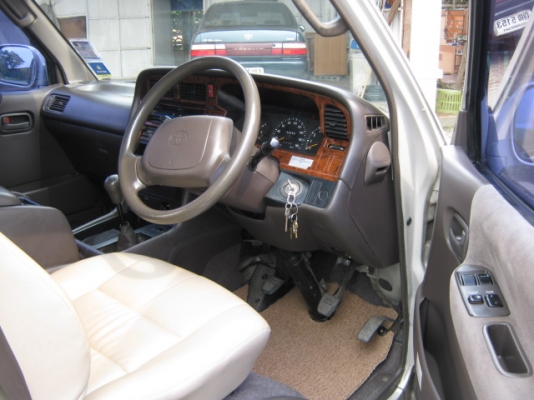 Grand Wagon รุ่นท๊อป ABS ประตูดูด เบาะหนังแท้ วิ่งน้อย มือเดียวออกห้าง ต่อรองได้ครับ