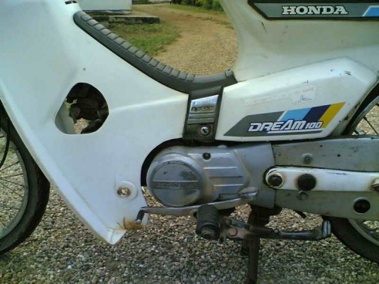 ขายฮอนด้าดรีมคุรุสภา(ขาว)เล่มทะเบียนพร้อมชุดโอนเครื่องสมบูรณ์อะไหร่เดิมๆครบขาย 11500 บาท