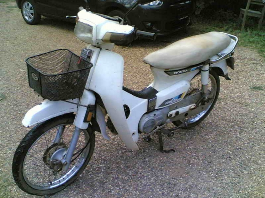 ขายฮอนด้าดรีมคุรุสภา(ขาว)เล่มทะเบียนพร้อมชุดโอนเครื่องสมบูรณ์อะไหร่เดิมๆครบขาย 11500 บาท