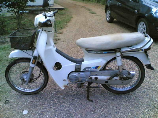 ขายฮอนด้าดรีมคุรุสภา(ขาว)เล่มทะเบียนพร้อมชุดโอนเครื่องสมบูรณ์อะไหร่เดิมๆครบขาย 11500 บาท