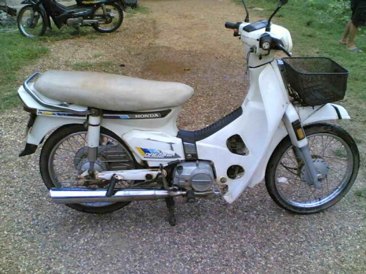 ขายฮอนด้าดรีมคุรุสภา(ขาว)เล่มทะเบียนพร้อมชุดโอนเครื่องสมบูรณ์อะไหร่เดิมๆครบขาย 11500 บาท