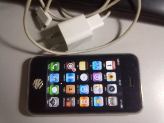 ขาย โทรศัพท์ ไอโฟน3   16 g 4500บาทรวมส่งEMS