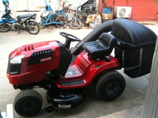 ขายด่วนรถตัดหญ้านั่งครับ เครื่องยนต์ 19.5 HP นำเข้า USA. มีกล่องเก็บหญ้า จัดส่งได้ครับ
