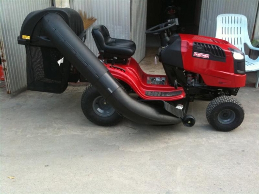 ขายด่วนรถตัดหญ้านั่งครับ เครื่องยนต์ 19.5 HP นำเข้า USA. มีกล่องเก็บหญ้า จัดส่งได้ครับ