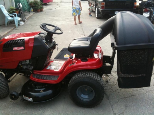 ขายด่วนรถตัดหญ้านั่งครับ เครื่องยนต์ 19.5 HP นำเข้า USA. มีกล่องเก็บหญ้า จัดส่งได้ครับ