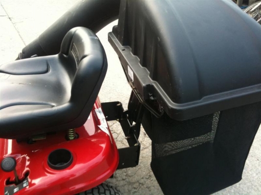 ขายด่วนรถตัดหญ้านั่งครับ เครื่องยนต์ 19.5 HP นำเข้า USA. มีกล่องเก็บหญ้า จัดส่งได้ครับ