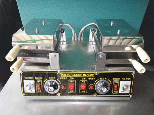 ขาย เครื่องทำคุกกี้วอลล์นัท (WALNUT COOKIE MACHINE) มีระบบฮีตเตอร์ 2 ชุด ระบบตั้งเวลา 2 ชุด  สภาพ 95\% ใหม่มากๆ ใช้งานมาแค่ครั้งเดียว  ราคาตอนซื้อมา 30000 บาท  ต้องการขายราคาถูก