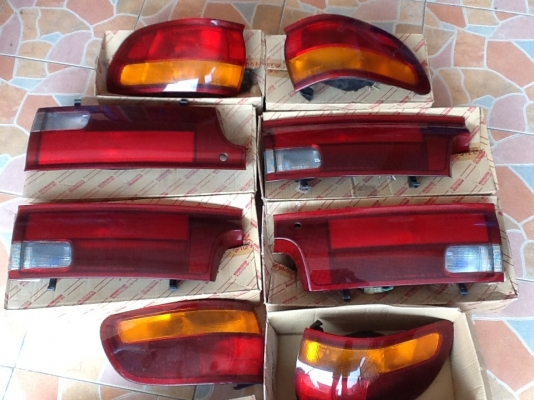 ขายไฟท้ายToyota รุ่นไหนไม่แน่ใจครับของแท้เก่าเก็บมี2ชุด