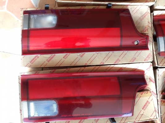 ขายไฟท้ายToyota รุ่นไหนไม่แน่ใจครับของแท้เก่าเก็บมี2ชุด ขายไฟท้ายToyota รุ่นไหนไม่แน่ใจครับของแท้เก่าเก็บมี2ชุด