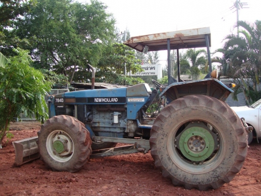 ขายรถไถ FORD NEWHOLLAND 7840 สองเพลาครับพร้อมหางผานสามใบตัดครับ