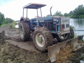 ขายรถไถ FORD NEWHOLLAND 7840 สองเพลาครับพร้อมหางผานสามใบตัดครับ