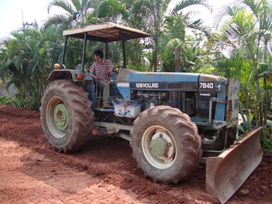ขายรถไถ FORD NEWHOLLAND 7840 สองเพลาครับพร้อมหางผานสามใบตัดครับ