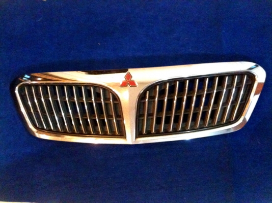 ไส้กระจังหน้าตัวในซีเดียสภาพสวย สองชิ้นซ้ายขวา ตามรูปครับ