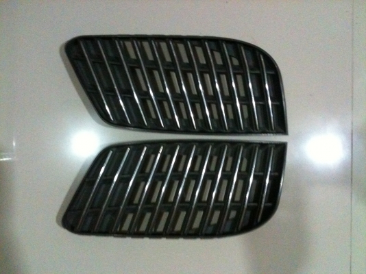 ไส้กระจังหน้าตัวในซีเดียสภาพสวย สองชิ้นซ้ายขวา ตามรูปครับ ไส้กระจังหน้าตัวในซีเดียสภาพสวย สองชิ้นซ้ายขวา ตามรูปครับ