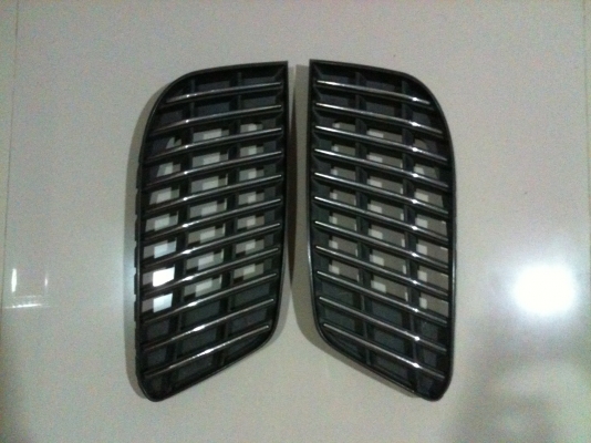 ไส้กระจังหน้าตัวในซีเดียสภาพสวย สองชิ้นซ้ายขวา ตามรูปครับ ไส้กระจังหน้าตัวในซีเดียสภาพสวย สองชิ้นซ้ายขวา ตามรูปครับ