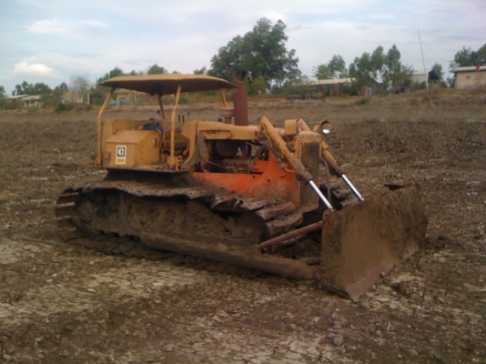 ขาาบรถแทรกเตอร์CAT D5B เครื่อง10Z  รถสวยพร้อมใช้งานเลยครับ