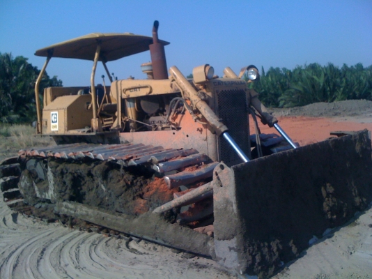 ขาาบรถแทรกเตอร์CAT D5B เครื่อง10Z  รถสวยพร้อมใช้งานเลยครับ