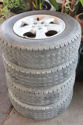 ขายยาง 215-70-15 ปลายปีั10  1ชุด ถูกๆ  ดอกเป้นก้อนๆ