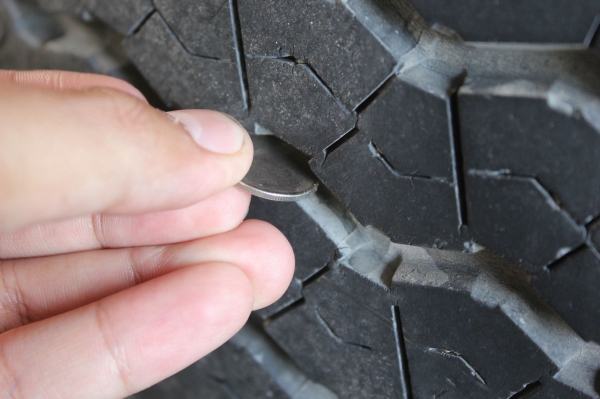 ขายยาง 215-70-15 ปลายปีั10 1ชุด ถูกๆ ดอกเป้นก้อนๆ ขายยาง 215-70-15 ปลายปีั10 1ชุด ถูกๆ ดอกเป้นก้อนๆ