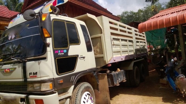 รถฮีโน่ 10 ล้อดั้ม FM1M 220 แรงม้า  สนใจติดต่อ 081 - 6079515