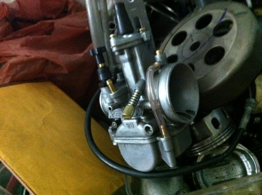 เปิดตัวคาร์บูเคเหลี่ยมรุ่นใหม่ มีเจ็ทขนาด28มิลลูกเร่งสีเงิน ปากคาร์บูเนียนสวย คว้านได้ถึง32มิล ลูกเร่งเบอร์35เข็มเร่งรหัสN68J มีรูเสียบออโต้ลูฟสำหรับใส่2จังหวะ ทดสอบแล้วคุณภาพเหนือกว่าคาร์บูเหลี่ยมลูกชักดำและkosoอย่างสิ้นเชิง คาร์บูลูกนี้พิเศษตรงลูกชักสีเ