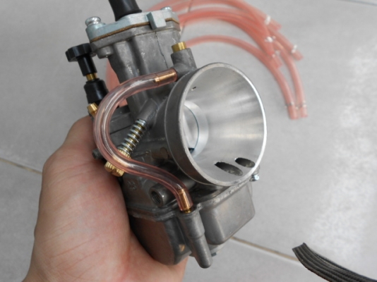 เปิดตัวคาร์บูเคเหลี่ยมรุ่นใหม่ มีเจ็ทขนาด28มิลลูกเร่งสีเงิน ปากคาร์บูเนียนสวย คว้านได้ถึง32มิล ลูกเร่งเบอร์35เข็มเร่งรหัสN68J มีรูเสียบออโต้ลูฟสำหรับใส่2จังหวะ ทดสอบแล้วคุณภาพเหนือกว่าคาร์บูเหลี่ยมลูกชักดำและkosoอย่างสิ้นเชิง คาร์บูลูกนี้พิเศษตรงลูกชักสีเ