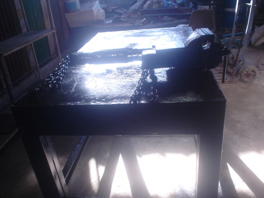 โต๊ะเหล็ก  พื้นเหล็ก  ขาเหล็ก แข็งแรง กว้าง  มีปากกาใหญ่หนา