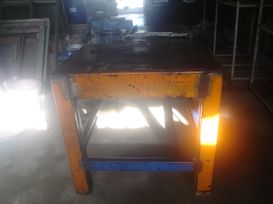 โต๊ะเหล็ก  พื้นเหล็ก  ขาเหล็ก แข็งแรง กว้าง  มีปากกาใหญ่หนา