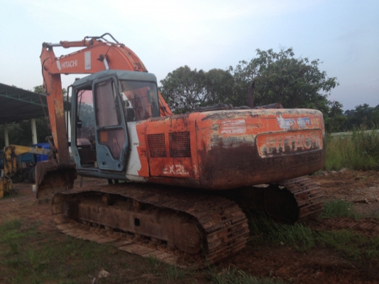 HITACHI EX 200-3 เอกสารเล่มทะเบียนครบ ระบบไฟฟ้าหน้าจอครบปกติดีไม่มีปัญหา เครื่องเดิมปั๊มเดิมแห้งดีทั้งคัน ภายในเก๋งสะอาดคอนโทรลง่าย ช่วงล่างแน่นดีประมาณ 70\% พร้อมทำงานได้เลย ราคาต่อรองได้นะครับ