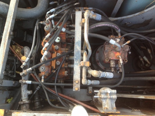 HITACHI EX 200-3 เอกสารเล่มทะเบียนครบ ระบบไฟฟ้าหน้าจอครบปกติดีไม่มีปัญหา เครื่องเดิมปั๊มเดิมแห้งดีทั้งคัน ภายในเก๋งสะอาดคอนโทรลง่าย ช่วงล่างแน่นดีประมาณ 70\% พร้อมทำงานได้เลย ราคาต่อรองได้นะครับ