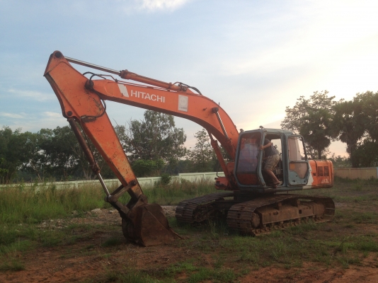 HITACHI EX 200-3 เอกสารเล่มทะเบียนครบ ระบบไฟฟ้าหน้าจอครบปกติดีไม่มีปัญหา เครื่องเดิมปั๊มเดิมแห้งดีทั้งคัน ภายในเก๋งสะอาดคอนโทรลง่าย ช่วงล่างแน่นดีประมาณ 70\% พร้อมทำงานได้เลย ราคาต่อรองได้นะครับ
